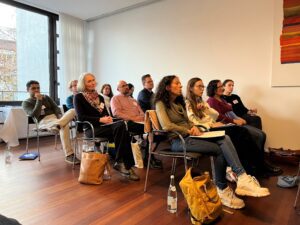 Audience_on_the_right_side